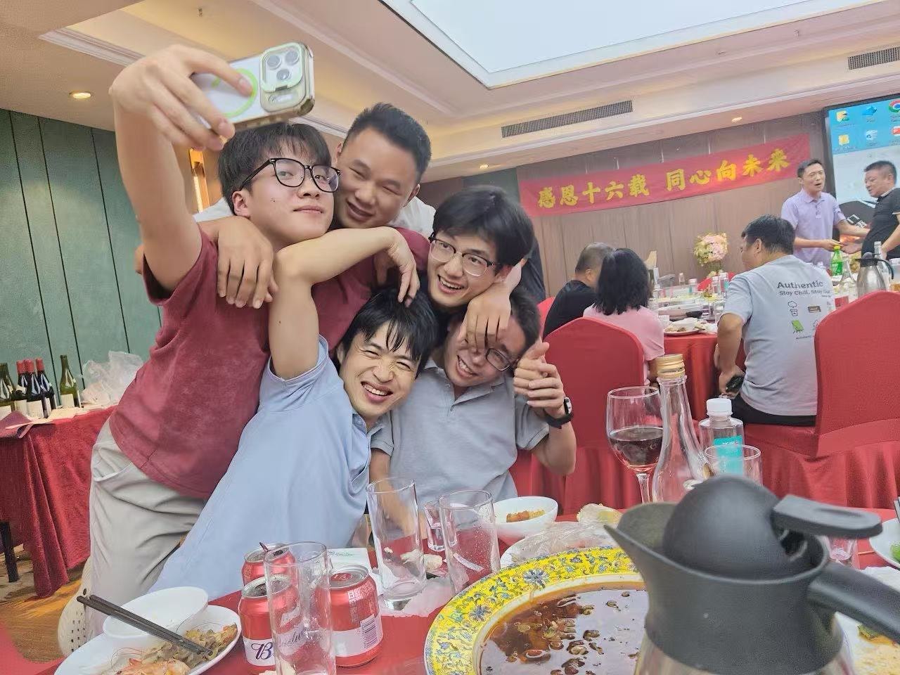 Selfie de compañeros en el aniversario