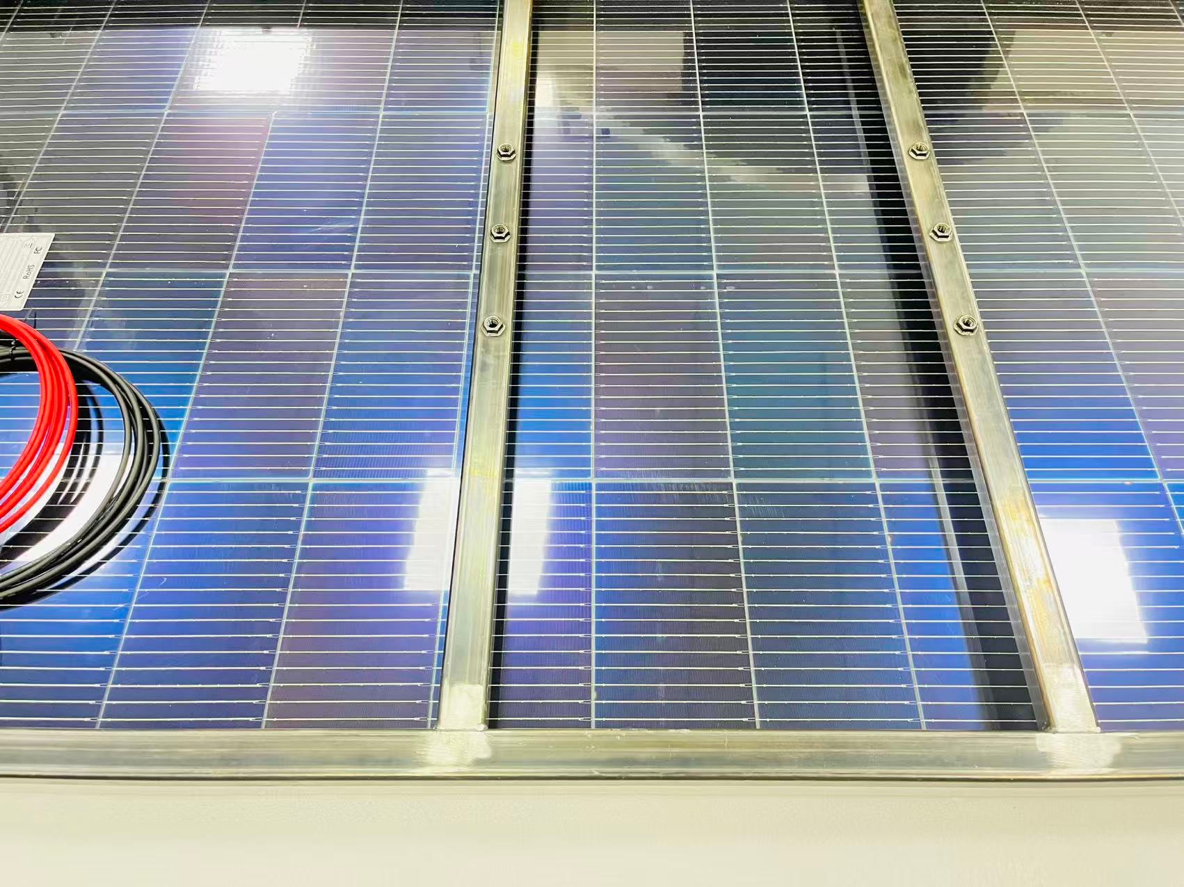 Paneles solares con cableado eléctrico conectado