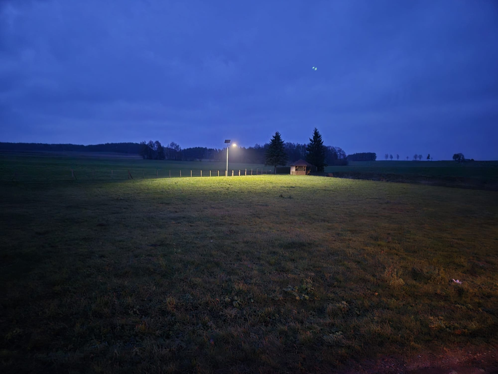 Luminarias solares iluminando carretera nocturna — Guohui Lighting
