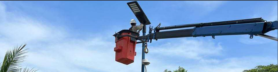 Instalación de luminaria solar en altura